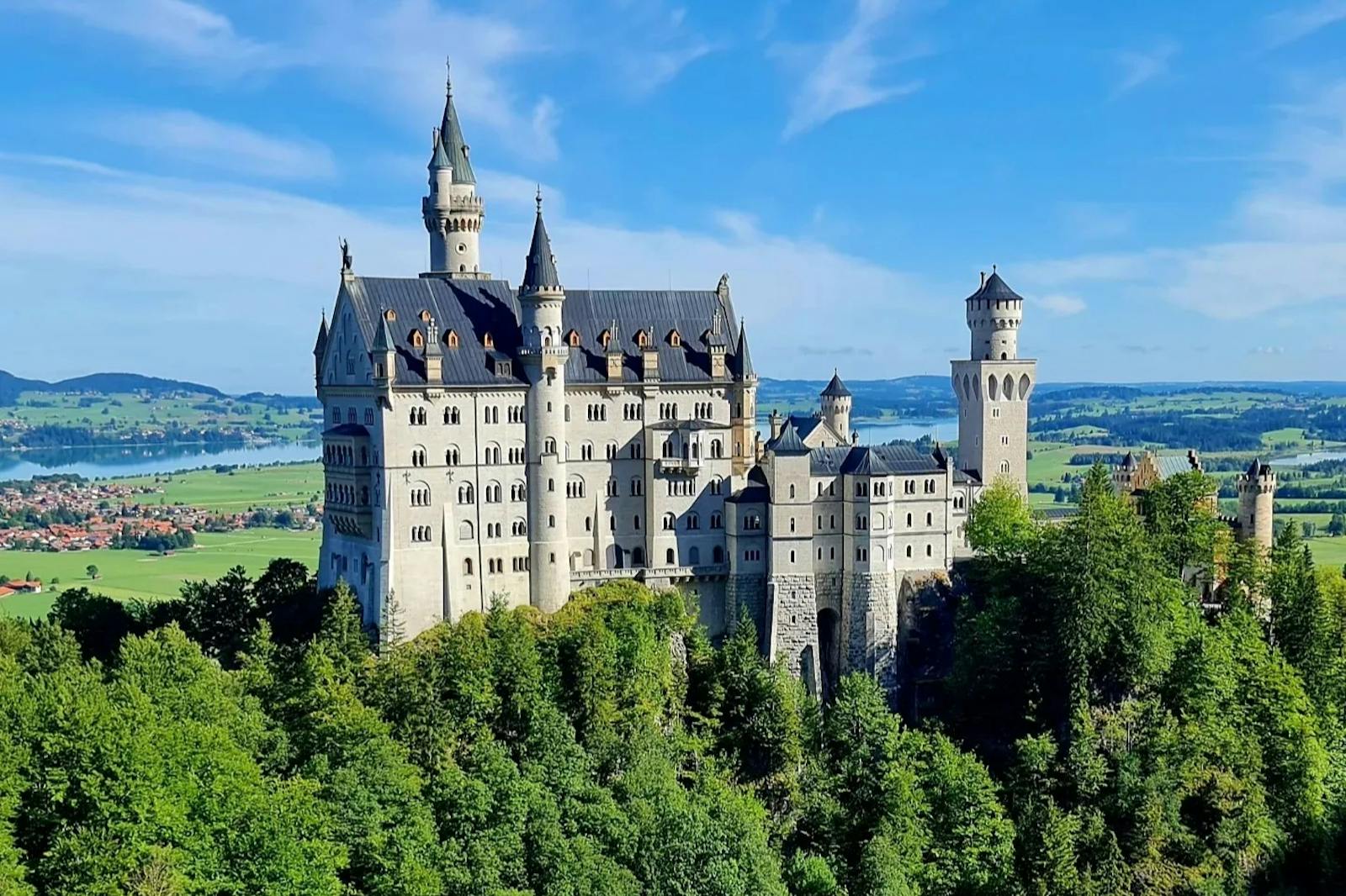das Schloss Neuschwanstein, das über dem Tal thront