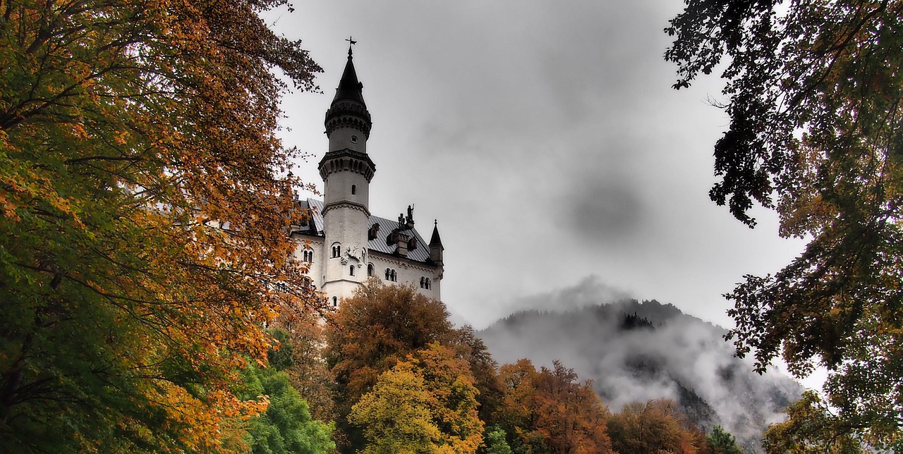 het Neuschwanstein-kasteel tussen de bomen