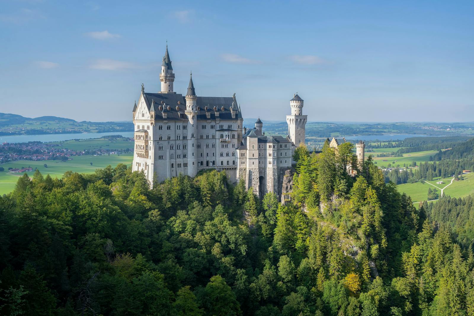 Luftfoto av Neuschwanstein-slottet på sin ås