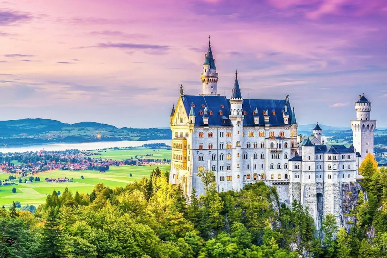 Castelul Neuschwanstein deasupra văii
